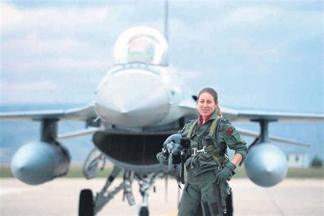 ilk kadın f16 pilotu